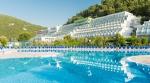 Obiteljski paket u Rapcu: Hotel Hedera – 2 noćenja s polupansionom za 2 odrasle osobe i 2 djece gratis, korištenje unutarnjeg bazena, sauna i neograničeno piće uz večeru u Resortu Maslinica!