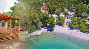 Camping Paklenica: proljetni odmor i prvo KUPANJE! Uživajte u 2 ili 3 noćenja za 2 odraslih i 4 djece u modernim MOBILNIM KUĆICAMA. Idealan bijeg u PRIRODU za cijelu OBITELJ!
