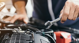 KOMPLETAN mali ili veliki SERVIS osobnih automobila i kombija – zamjena ulja, filtera, svjećica, remena i pumpe uz VRHUNSKU USLUGU i povoljnu cijenu!