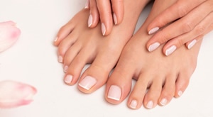 BEAUTY SALON “PINK ME UP” Čavle - doživi trenutak potpune njege uz estetsku pedikuru, čupanje obrva ili lakiranje noktiju te gel ugradnju i parafinski tretman za ruke po izboru
