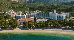 Početak ljeta uz PUNI PANSION u Bluesun Hotelu Alga 4*! 2 ili 3 noćenja za 2 odraslih ili 2 odraslih i do 3 djece! Soba MORSKA STRANA, piće uz obroke i BAZENI - najbolji odmor na Makarskoj rivijeri!