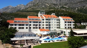 Početak LJETA za obitelj u HOTELU QUERCUS 4*u Drveniku! 4 dana/3 noćenja s ALL INCLUSIVE LIGHT uslugom za 2 osobe i 1 dijete, uz opuštanje uz vanjski BAZEN, uključen buffet i neograničeno PIĆE u baru!