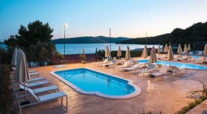 LJETOVANJE U TROGIRU! Apartmani Medena 4* - 2 noćenja s POLUPANSIONOM za 2 ili 4 odrasle osobe uz 1 dijete do 12 godina GRATIS! Uživajte u Superior apartmanima i vanjskim BAZENIMA s ležaljkama!