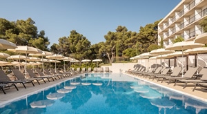 HIT LJETNA PONUDA - Aminess Senses Resort 4* na Hvaru! 5 noćenja za 2 osobe i dijete do 9,99 g. na bazi ALL INCLUSIVE LIGHT usluge u Superior sobi s balkonom! Uključen parking, SPA i vanjski BAZEN!