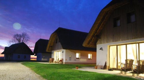 Panonsko selo - Odmor u Prekmurju - Vila s privatnim jacuzzijem - Vikend odmor, Moravske Toplice, Slovenija - 456 EUR - 2x noćenje u vili s privatnim jacuzzijem za do 7 osoba, 2x karte za kupanje u Termama 3000