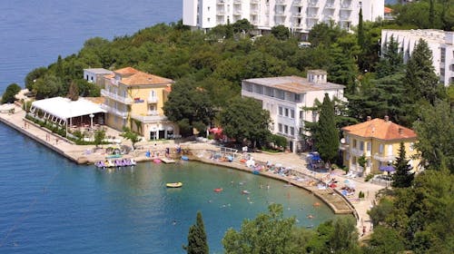 Hoteli Omišalj - Depandansa Marina - Ljeto na Krku, Omišalj, otok Krk, Hrvatska - 255 EUR - 3x noćenje u dvokrevetnoj sobi za 2 osobe (1. dijete do 7,99 godina besplatno), Polupansion (buffet doručak i buffet večera s uključenim bezalkoholnim pićem)