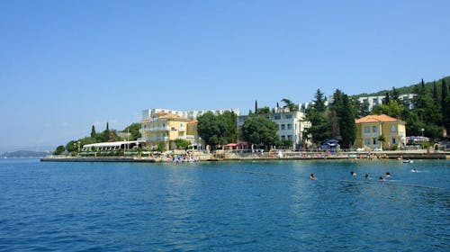 Hoteli Omišalj - Depandansa Marina - Ljeto na Krku, Omišalj, otok Krk, Hrvatska - 472 EUR - 5x noćenje u dvokrevetnoj sobi za 2 osobe (1. dijete do 7,99 godina besplatno), Polupansion (buffet doručak i buffet večera s uključenim bezalkoholnim pićem)