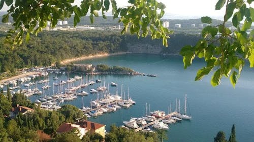 Hoteli Omišalj - Depandansa Marina - Ljeto na Krku, Omišalj, otok Krk, Hrvatska - 756 EUR - 7x noćenje u dvokrevetnoj sobi za 2 osobe (1. dijete do 7,99 godina besplatno), Polupansion (buffet doručak i buffet večera s uključenim bezalkoholnim pićem)