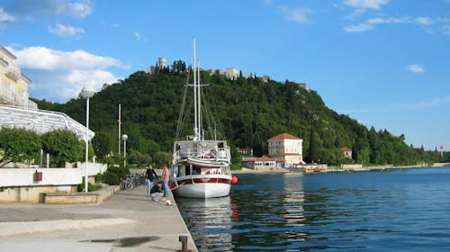 Hoteli Omišalj - Depandansa Primorka - Početak ljeta na Krku, Omišalj, otok Krk, Hrvatska - 267 EUR - 3x noćenje u dvokrevetnoj sobi za 2 osobe (1. dijete do 7,99 godina besplatno), Polupansion (buffet doručak i buffet večera s uključenim bezalkoholnim pićem)