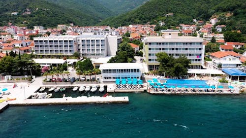 Carine Hotel Delfin - All inclusive ljeto uz samo more, Bijela, Crna Gora - 911 EUR - 3x noćenje u dvokrevetnoj sobi s pogledom na planinu za 2 osobe, All inclusive