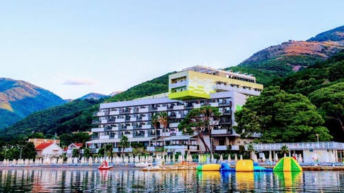 Carine Hotel Park - All inclusive kraj ljeta uz more, Bijela, Crna Gora - 1.306 EUR - 5x noćenje u dvokrevetnoj sobi s pogledom na planinu za 2 osobe, All inclusive