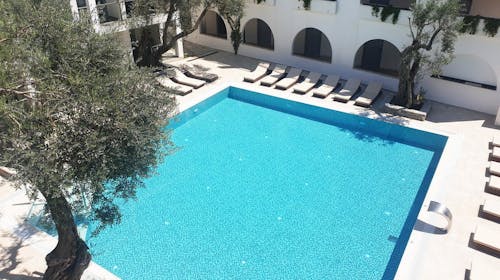 Vile Oliva Petrovac - Ljeto za velike obitelji, Petrovac na Moru, Crna Gora - 2.767 EUR - 7x noćenje u Apartmanu Duplex u vilama (1 francuski ležaj i 2 single ležaja) za 2 osobe (3 djece do 11,99 godina besplatno), All inclusive
