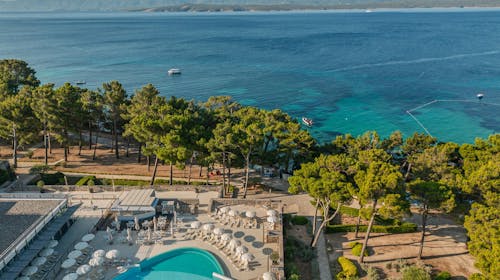 Bluesun Hotel Elaphusa - Obiteljski svibanjski odmor na Braču, Bol, otok Brač, Dalmacija, Hrvatska - 390 EUR - 3x noćenje u Superior dvokrevetnoj sobi s balkonom (morska strana) za 2 osobe (2 djece do 13,99 godina i 1 dijete do 2,99 godina besplatno), Polupansion (buffet doručak i večera)