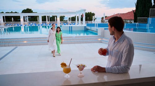 Bluesun Hotel Alga - Obiteljsko proljeće s punim pansionom, Tučepi, Makarska rivijera, Dalmacija, Hrvatska - 480 EUR - 3x noćenje u dvokrevetnoj Superior sobi s balkonom (morska strana) za 2 osobe (2 djece do 13,99 godina i 1 dijete do 2,99 godina besplatno), Puni pansion