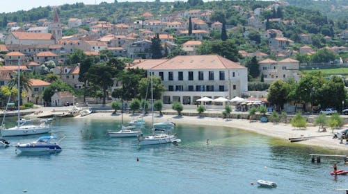 Hotel Lipa - Obiteljski odmor na Braču, Postira, Hrvatska - 290 EUR - 2x noćenje u Deluxe dvokrevetnoj sobi s balkonom i pogledom na more za 2 osobe (1. dijete do 11,99 godina i 2. dijete do 2,99 godina besplatno), 2x doručak