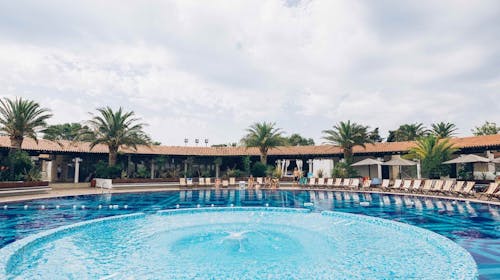 Hotel Slovenska plaža - Ljeto u Budvi, Budva, Crna Gora - 487 EUR - 2x noćenje u Standard dvokrevetnoj sobi s dodatnim ležajem i balkonom za 3 osobe, Polupansion (buffet doručak i večera)