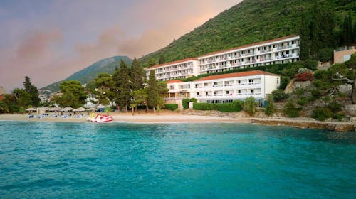 Hotel Faraon - All inclusive obiteljsko proljeće u Dalmaciji, Trpanj, Dalmacija, Hrvatska - 575 EUR - 5x noćenje u obiteljskoj Comfort sobi bez balkona (pogled park) za 2 osobe (2 djece do 11,99 godina besplatno), All inclusive s uključenim pićem uz obroke