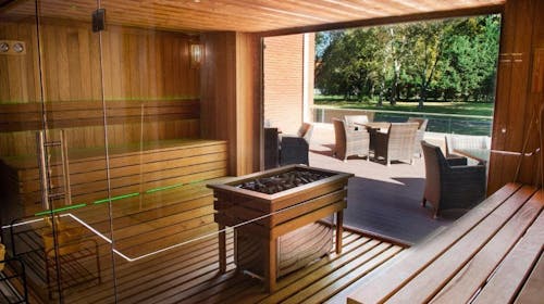 Hotel Azúr - Odmor u Superior obiteljskoj sobi , Siofok, Mađarska - 1.100 EUR - 4x noćenje u Superior obiteljskoj sobi za 2 osobe (2 djece do 13,99 godina besplatno), Polupansion