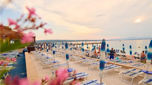 Hotel Selce - Ljeto tik uz obalu, Selce, Hrvatska - 239 EUR - 2x noćenje u dvokrevetnoj sobi u mansardi za 2 osobe (1 dijete do 6,99 godina besplatno), Polupansion