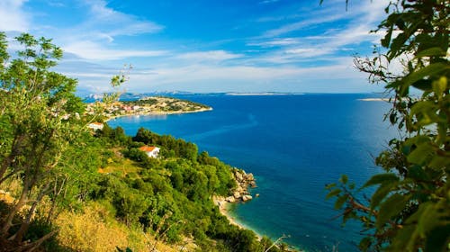 Pansion Delfin - Obiteljsko ljeto na Krku, Omišalj, otok Krk, Hrvatska - 1.015 EUR - 5x noćenje u Standard sobi za 2 osobe (2 djece do 11,99 godina besplatno), Polupansion (buffet doručak i večera)