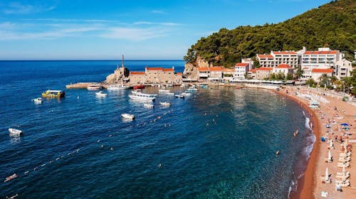 Hotel Riva by Aycon - Obiteljsko ljeto u Petrovcu, Petrovac, Crna Gora - 1.473 EUR - 7x noćenje u dvokrevetnoj Standard sobi s pogledom na atrium ili na planine za 2 osobe (1 dijete do 11,99 godina besplatno), Doručak