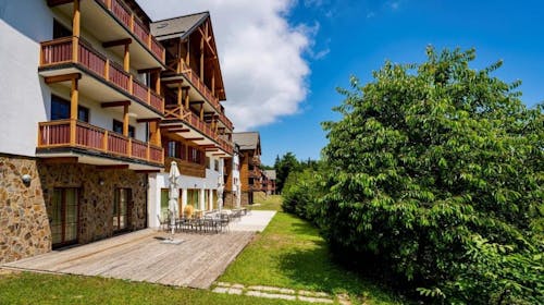 Forest Hotel Videc - Ljetni wellness odmor na Pohorju tijekom tjedna, Pohorje, Slovenija - 229 EUR - 2x noćenje u dvokrevetnoj sobi s pomoćnim ležajem i prostranim balkonom za 2 osobe (1 dijete do 6 godina besplatno), Polupansion