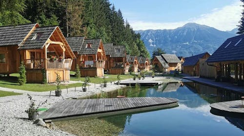Ribno Luxury Glamping - Proljetni glamping na Bledu tijekom tjedna, Bled, Slovenija - 369 EUR - 2x noćenje u luksuznoj glamping kućici s privatnom saunom i drvenom kadom s toplom vodom za 2 osobe (2 djece do 12 godina besplatno), Piće dobrodošlice