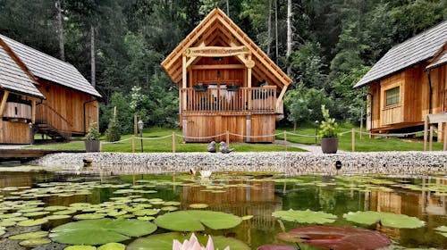 Ribno Luxury Glamping - Proljetni glamping na Bledu tijekom vikenda, Bled, Slovenija - 399 EUR - 2x noćenje u luksuznoj glamping kućici s privatnom saunom i drvenom kadom s toplom vodom za 2 osobe (2 djece do 12 godina besplatno), Piće dobrodošlice