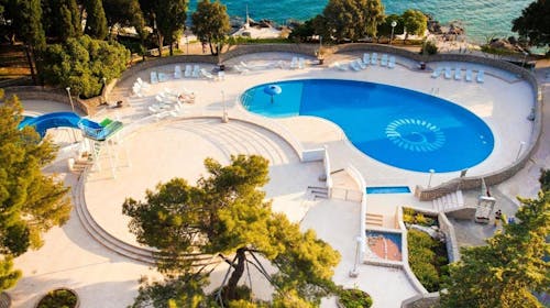 Hotel Resort Dražica - Odmor na Krku u svibnju, Krk, otok Krk, Hrvatska - 208 EUR - 2x noćenje u dvokrevetnoj sobi za 2 osobe (1. dijete do 9,99 godina besplatno), Polupansion