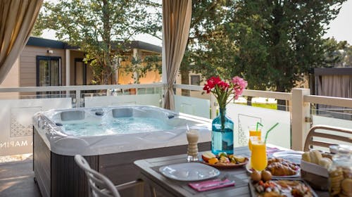 Santa Marina Camping - First minute ljetni obiteljski odmor u mobilnim kućicama s privatnim jacuzzijem, Poreč, Istra, Hrvatska - 1.365 EUR - 7x noćenje u Premium Relax mobilnoj kućici za 4 odrasle osobe (2 djece do 11,99 godina besplatno), Posteljina i ručnici