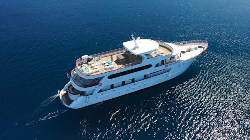 4-dnevno mini krstarenje Jadranom - Polazak iz Splita - MS San Spirito, Split, Dalmacija, Hrvatska - 499 EUR - 4-dnevno krstarenje brodom po ruti: Split – Hvar – Biševo – Vis – Milna – Split, 3x noćenje u dvokrevetnoj kabini donja paluba (klima i privatna kupaonica) na brodu MS San Spirito Deluxe kategorije (dužina 40 m) za 1 osobu