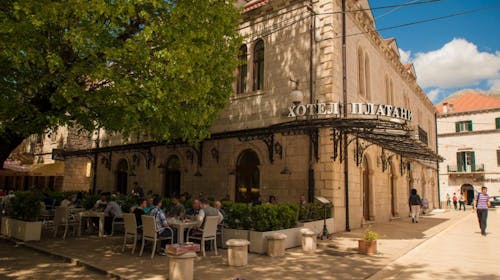 Hotel Platani - Obiteljski odmor u čarobnom Trebinju, Trebinje, Bosna i Hercegovina - 105 EUR - 1x noćenje u dvokrevetnoj sobi za 2 osobe (1 dijete do 8 godina besplatno), Doručak