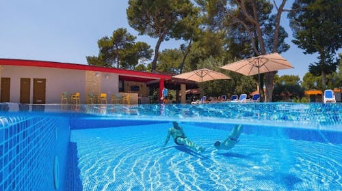 Mediteransko selo San Antonio - Početak i kraj ljeta u Dalmaciji, Biograd na Moru, Dalmacija, Hrvatska - 284 EUR - 2x noćenje u dvokrevetnoj sobi s terasom za 2 osobe, Polupansion