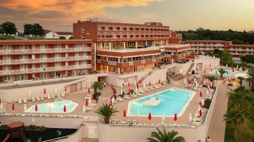 Hotel Albatros Plava Laguna - All inclusive obiteljsko ljeto u Poreču, Poreč, Istra, Hrvatska - 1.409 EUR - 5x noćenje u dvokrevetnoj Economy sobi s dodatnim ležajem za 2 osobe (1. dijete do 11,99 godina i 2. dijete do 4,99 godina besplatno), All inclusive