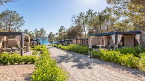 Aminess Style Camping Avalona Resort - Ljeto u kampu s 5 zvjezdica na Pagu, Povljana, otok Pag, Dalmacija, Hrvatska - 2.609 EUR - 7x noćenje u Premium Holiday Home za do 6 osoba (4 odrasle osobe i 2 djece do 11,99 godina), Korištenje relax bazena i vodenog parka za djecu i odrasle