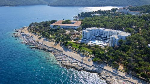 Valamar Sanfior Hotel - Obiteljski početak ljeta u Rapcu, Rabac, Istra, Hrvatska - 381 EUR - 2x noćenje u sobi „Room for 2+1 Seaside“ za 2 osobe (1 dijete do 11,99 godina besplatno), Polupansion s uključenim bezalkoholnim negaziranim pićima iz šankomata tijekom obroka