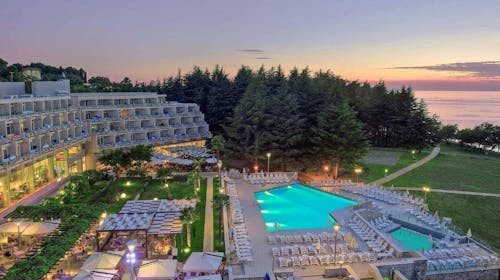 Hotel Mediteran Plava Laguna - Obiteljsko ljeto u Poreču, Poreč, Istra, Hrvatska - 1.049 EUR - 5x noćenje u dvokrevetnoj Classic sobi s dodatnim ležajem i balkonom za 2 osobe (1. dijete do 11,99 godina i 2. dijete do 4,99 godina besplatno), Polupansion