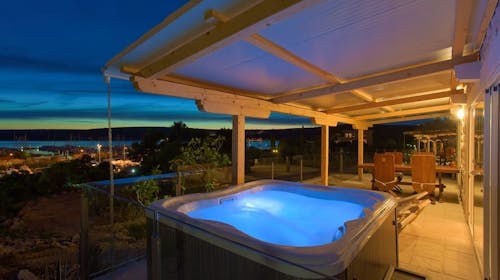 Holiday homes Kanajt - Wellness opuštanje na Krku tijekom tjedna - Holiday Homes Deluxe sa jacuzzijem, Punat, otok Krk, Hrvatska - 477 EUR - 2x noćenje u Holiday Homes Deluxe (4+2) sa jacuzzijem za 4 osobe, Bogati buffet doručak