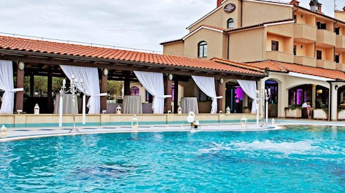 Hotel Villa Letan - Romantično ili obiteljsko ljeto, Peroj, Istra, Hrvatska - 311 EUR - 2x noćenje u dvokrevetnoj sobi s balkonom za 2 osobe (1 dijete do 2,99 godina i 1 dijete do 11,99 godina besplatno), Polupansion