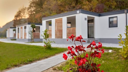 Kamp Terme Jezerčica - Proljetno opuštanje u mobilnim kućicama s polupansionom tijekom tjedna, Donja Stubica, Hrvatska - 299 EUR - 2x noćenje u mobilnoj kućici "Exclusive 4+2" za 2 osobe (2 djece do 4,99 godina besplatno), Polupansion