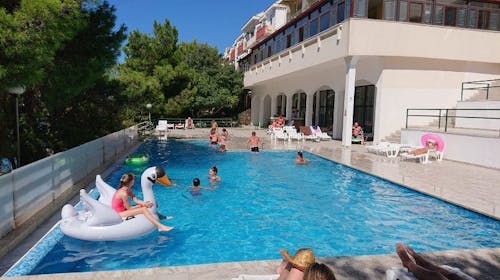 Hotel Zagreb Karlobag - All inclusive light ljeto - Soba s balkonom, Karlobag, Hrvatska - 1.035 EUR - 7x noćenje u dvokrevetnoj sobi s balkonom za 2 osobe (1. dijete do 11,99 godina besplatno i 2. dijete do navršene 1 godine besplatno), All inclusive light