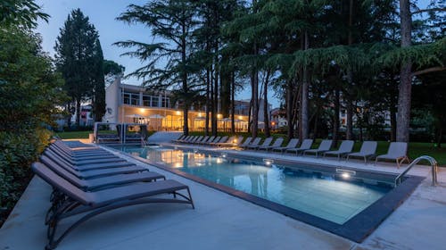 Hotel Emaus - Mediteranski bijeg u srcu Istre, Novigrad, Istra, Hrvatska - 259 EUR - 2x noćenje u Deluxe sobi s balkonom za 2 osobe (1 dijete do 12,99 godina i 1 dijete do 2,99 godina besplatno), Polupansion (buffet doručak i služena večera)