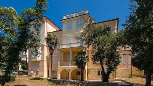 Hotel Vila Ružica - Aktivni svibanjski odmor u Crikvenici tijekom tjedna, Crikvenica, Hrvatska - 248,40 EUR - 2x noćenje u dvokrevetnoj sobi (park strana) za 2 osobe, Polupansion