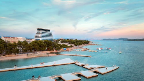 Hotel Olympia Sky - Luksuzni obiteljski paket opuštanja za Tijelovo, Vodice, Dalmacija, Hrvatska - 738 EUR - 2x noćenje u Deluxe Suite s balkonom i pogledom na grad za 2 odrasle osobe (2 djece do 17,99 godina besplatno), Polupansion