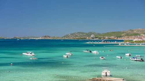 Hotel Duje - 1. svibanj i proljeće uz more, Vodice, Dalmacija, Hrvatska - 259 EUR - 2x noćenje u Superior dvokrevetnoj sobi s balkonom i pogledom na more ili Obiteljskoj sobi bez pogleda na more za 2 osobe (1 dijete do 3 godine i 1 dijete do 13 godina besplatno), Polupansion