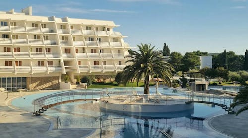 Hotel Olympia - Vrhunski paket opuštanja za Tijelovo, Vodice, Dalmacija, Hrvatska - 356 EUR - 2x noćenje u dvokrevetnoj Classic sobi (pogled park, balkon) za 2 osobe (1 dijete do 12,99 godina besplatno), Polupansion