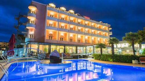 Hotel Miramare Vodice - Obiteljski odmor u Dalmaciji s korištenjem bazena, Vodice, Dalmacija, Hrvatska - 259 EUR - 2x noćenje u dvokrevetnoj sobi s pogledom na more i balkonom za 2 osobe (1 dijete do 11,99 godina i 1 dijete do 4,99 godina besplatno), Polupansion
