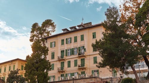 Hotel Lovran - Proljetni odmor u Lovranu tijekom tjedna, Lovran, Hrvatska - 118 EUR - 1x noćenje u dvokrevetnoj Standard sobi s pogledom na ulicu za 2 osobe (1 dijete do 6,99 godina besplatno), Buffet doručak
