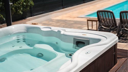 VSG Resort - Proljetni odmor na Krku uz bazen, saunu i jacuzzi, Klimno, Krk, Hrvatska - 565 EUR - 5x noćenje u dvosobnom Deluxe apartmanu s privatnom terasom (4+2) za 4 osobe, Korištenje novog unutarnjeg grijanog bazena, saune i vanjskog jacuzzija (uz prethodnu rezervaciju)