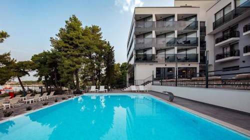 SeeSea Hotel - Obiteljski lipanjski odmor u Vodicama, Vodice, Dalmacija, Hrvatska - 552 EUR - 3x noćenje u dvokrevetnoj sobi (pogled park) za 2 osobe (1 dijete do 2,99 godina i 1 dijete do 12,99 godina besplatno), Polupansion